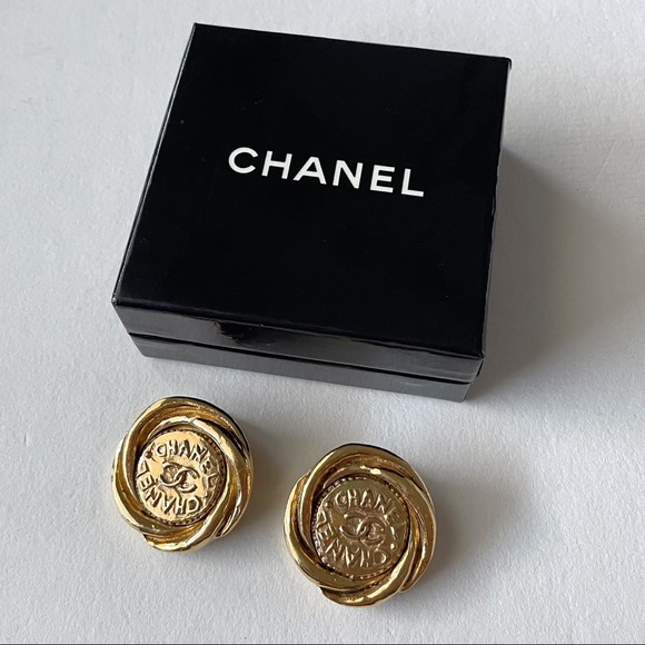 💥SOLD💥 CHANEL Vintage Gold CC Logo Earrings - Picture 8 of 8